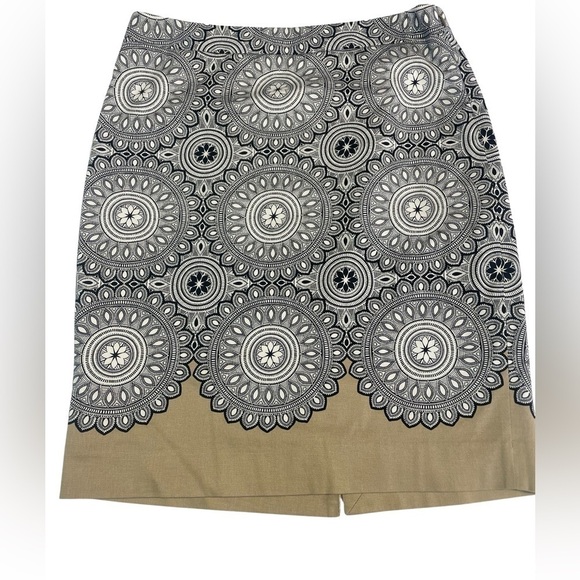 The Limited black white and tan pencil skirt. Lined with a zipper closure. Sz 6 - Picture 1 of 4